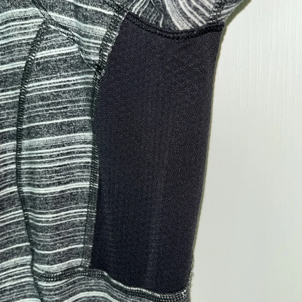 LULULEMON Athletica Half Zip-pullover Sweatshirt Reflective Stripes Size 6 Gray